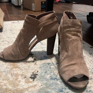 Vince Camuto Block Heel; Open Toe; Size 9.5